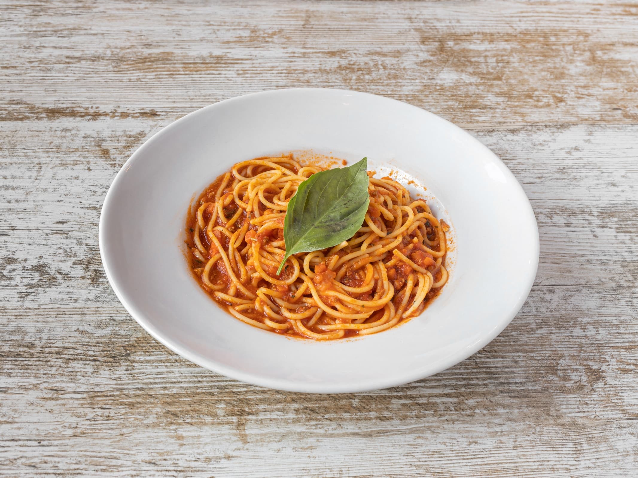 Pasta boloñesa servida en mesa